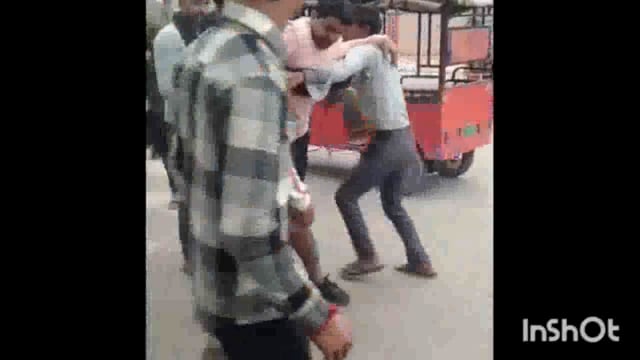 गोवर्धन मे सफाई कर्मचारी व टेम्पो चालक मे सफाई को लेकर चले जमकर लात घूँसे, झगड़ा देखने उमड़ी तमाशगीरों की भीड़ 