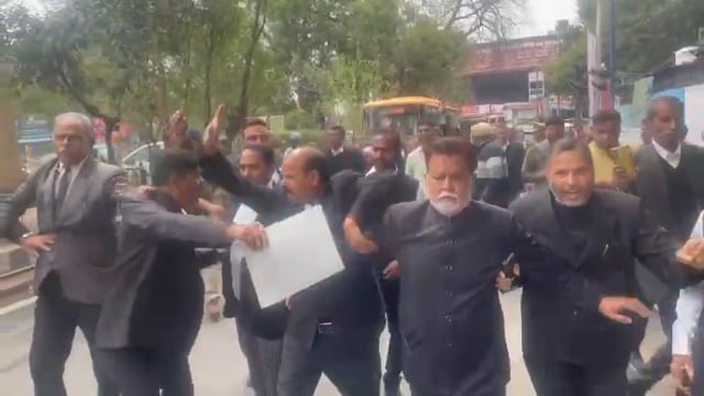 अधिवक्ता सुनील शर्मा की मौत के बाद अधिवक्ता में जबरदस्त आक्रोश दीवानी में अभिव्यक्तियों ने किया उग्र प्रदर्शन