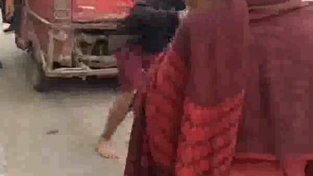 सफाई कर्मचारी व टेंपो चालक में लाठी डंडों से मारपीट का वीडियो हुआ वायरल