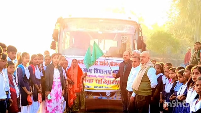 बरतारा उत्क्रमित मध्य विद्यालय के छात्र-छात्राओं का शैक्षणिक परिभ्रमण वाहन का एच एम ने हरी झंडी दिखाकर किया रवाना