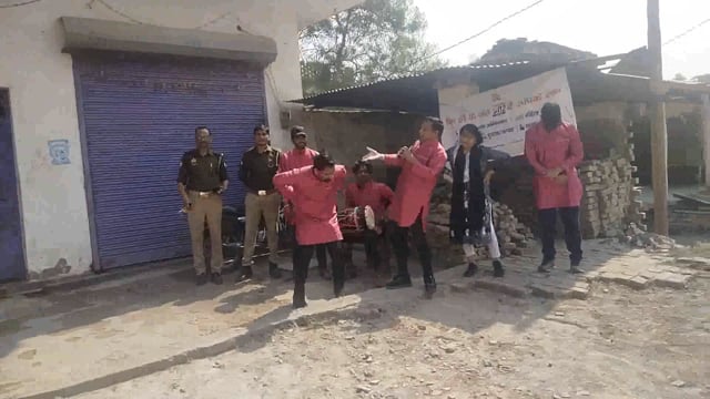 प्रतापगढ़ जिले के बाघराय थाना क्षेत्र में डायल 112 को गांव-गांव नुक्कड़ नाटक के माध्यम से किया गया जा रहा जनता को जागरूक