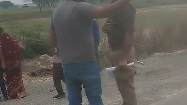 बाघराय थाना क्षेत्र के रामगढ़ बनोही में अनियंत्रित होकर कार गड्ढे में चली गई। बाल बाल बचे लोग। #accident 