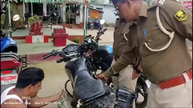 विदेशी शराब के साथ तीन युवक गिरफ्तार; बाइक जब्त