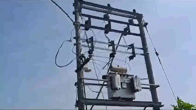 बांस के सहारे ट्रांसफार्मर, कभी भी हो सकता है हादसा; बिना चढ़ावा के नहीं सुनते हैं बिजली कर्मी