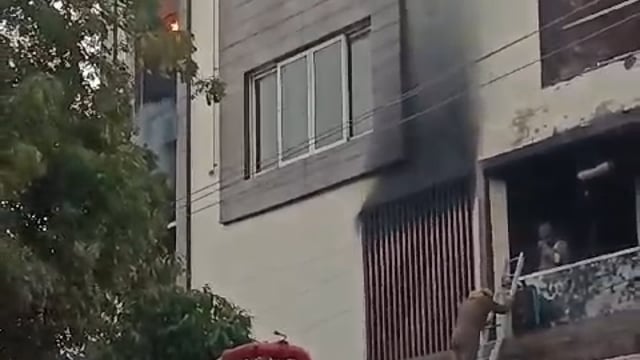 सोमवार को सुबह आगरा की एक शोरूम में लगी भीषण आग पोस्ट कॉलोनी के गारमेंट्स फैक्ट्री में लगी आज कमला नगर सेंट्रल बैंक के प