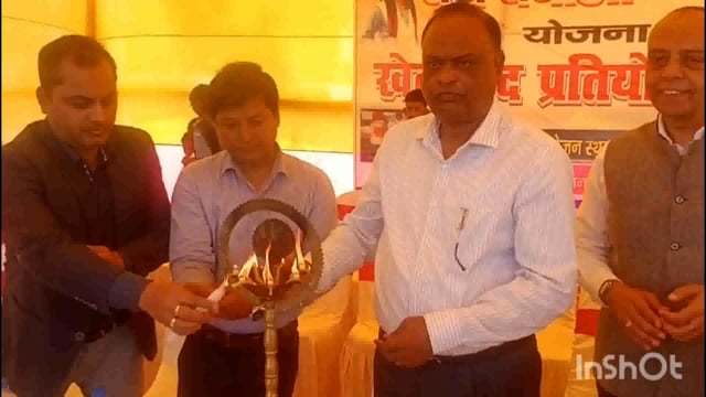 जिला मुख्यालय गांधी मैदान परिसर में खेल प्रतियोगिता का जिलाधिकारी रजनीकांत ने किया उद्घाटन।