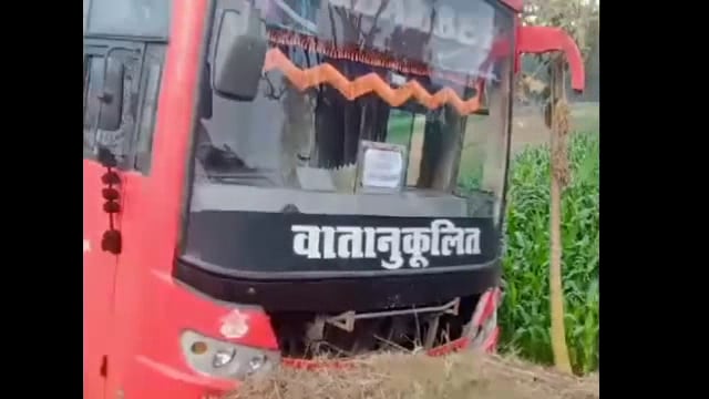 तीर्थ यात्रियों से भरी बस बल्लिकित्ता चौक के समीप एक्सल टूटने से हुई दुर्घटनाग्रस्त बाल बाल बच्चे यात्री