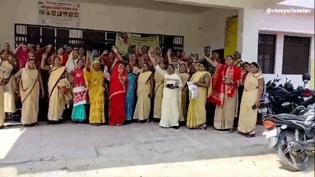 आशा वर्कर महिलाओं ने पांच सूत्रीय मांगों को लेकर स्वास्थ्य केंद्र परदहा में किया धरना प्रदर्शन