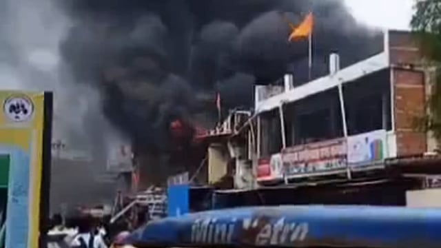 प्लास्टिक सामान की दुकान में शॉर्ट सर्किट से लगी आग लाखों रुपए के सामान जलकर राख
दमकल की चार गाड़ियों ने पाया काबू