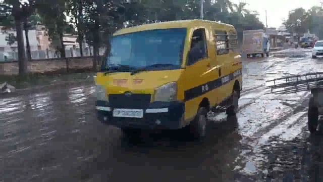 जनपद मेरठ के नेशनल हाईवे रामराज की सड़कों पर जल भराव, आने जाने वाले मुसाफिरों को  काफी मुश्किलों का सामना करना पड़ रहा ह