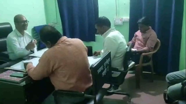 आगामी लोकसभा चुनाव को लेकर प्रखंड विकास पदाधिकारी ने अपने कार्यालय वेश्म में पदाधिकारी के साथ की बैठक, दिए कई निर्देश