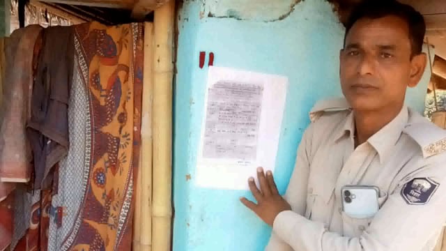 कोर्ट के आदेश से पुलिस ने 6 फरार अभियुक्तों के घर चिपकाए इश्तिहार 