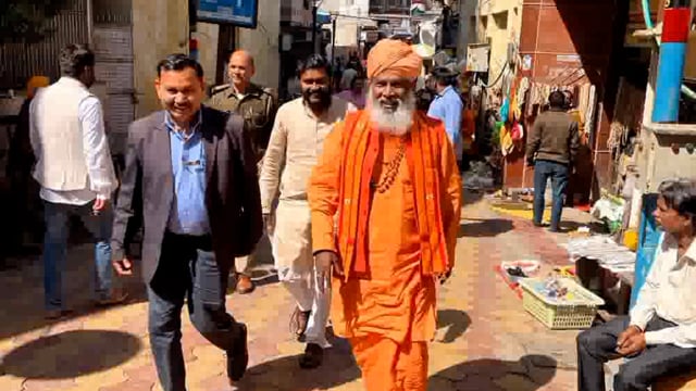 भाजपा हिंदुत्व छवि वाले डॉक्टर हरी सखी महाराज सातवीं बार पार्टी द्वारा प्रत्याशी घोषित करने पर बांके बिहारी मंदिर पहुचे