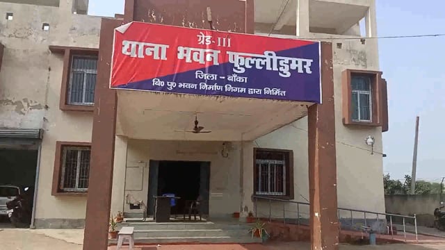 दिन के दोपहर में महुआ शराब चूलाते एक महिला शराब कारोबारी को पुलिस ने रंगेहाथ किया गिरफ्तार