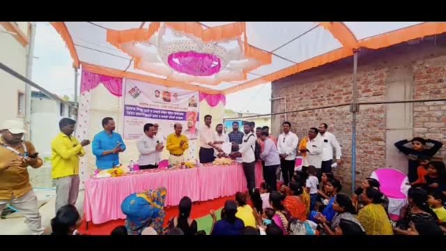 बनशेळकी रोड येथे भटक्या विमुक्त जाती जमातीच्या लोकांना विविध प्रमाणपत्र वाटप