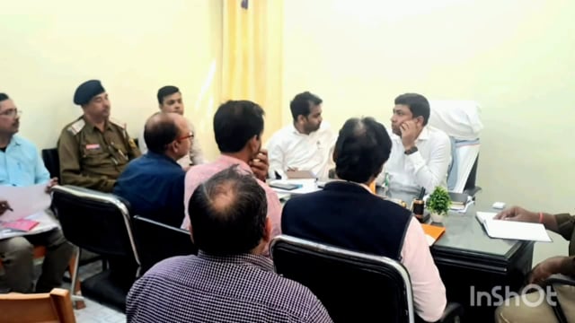 रामगढ़ चौक प्रखंड कार्यालय में सभी सेक्टर प्रभारी के साथ एसडीएम ने किया बैठक। 