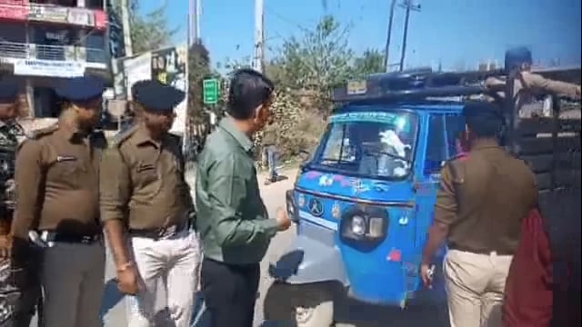 सासाराम में नई यातायात व्यवस्था को लेकर सड़क पर उतरे रोहतास डीएम व एसपी 