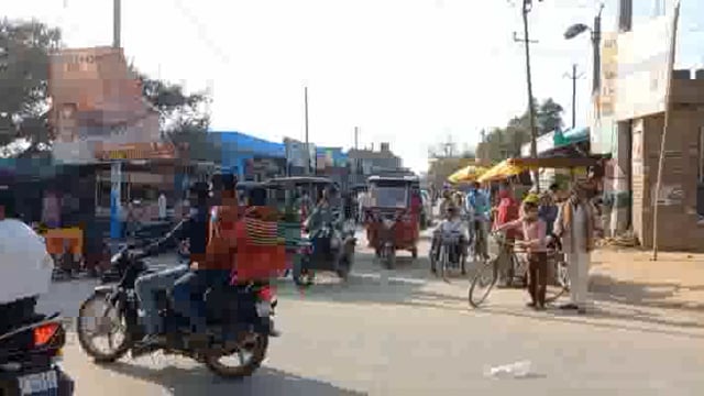 जलालाबाद क्षेत्र के गांव हार गुरैया में दरवाजे के सामने खड़े लोगों के रोडवेज बस ने मारी टक्कर चार घायल 