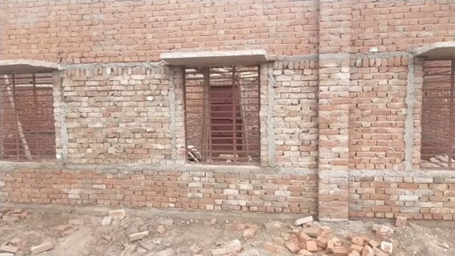 बिहार ब्लॉक केदर्जनों विद्यालयों में बन रहे भवनों पर घटिया सामग्री का हो रहा प्रयोग पुरानी ईंटें लगाकर तैयार हो रहें भवन