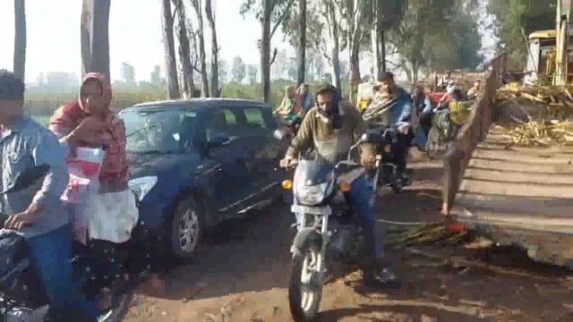 मेरठ थाना बहसुमा छेत्र के नेशनल hi हाईवेपर गनने का ट्राला प्लटने पर लगभग 1 किलोमीटर का लंबा जाम