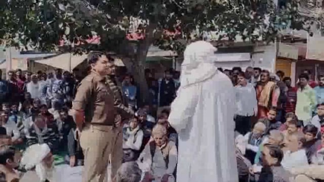 चौमुंहा:  किशोरी को बरामद न कर पाने पर जैंत पुलिस के खिलाफ बाजार बंद कर धरने पर बैठे व्यापारी।