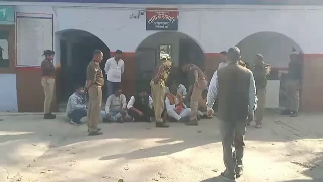 नगर पंचायत अशरफपुर किछौछा के अध्यक्ष बसखारी थाने पर धरने पर बैठे।