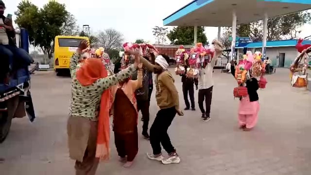 राया हाथरस रोड़ स्थित एक पेट्रोल पंप पर शिव भजनों पर झूमते हुए कांवड़िए।