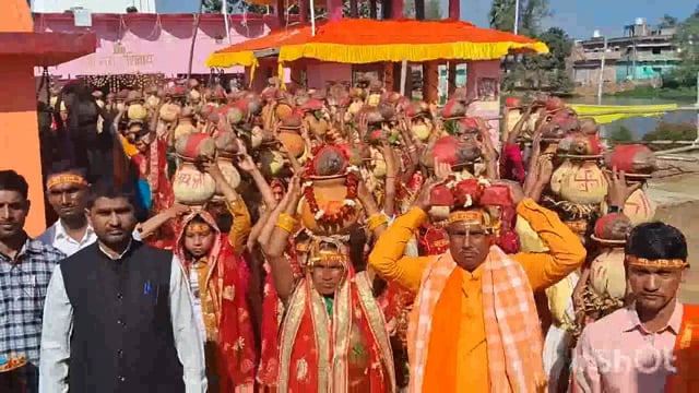 सावन खैरमा गांव में 24 घंटे के अखंड रामधुनी को लेकर 151 कुमारी कन्याओं के निकल गई कलश यात्रा।