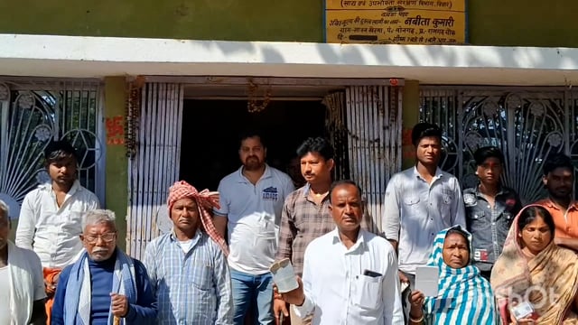 सावन खैरमा की डीलर नविता कुमारी ने अपने 350 राशन कार्ड धारी का बनवाया आयुष्मान कार्ड।