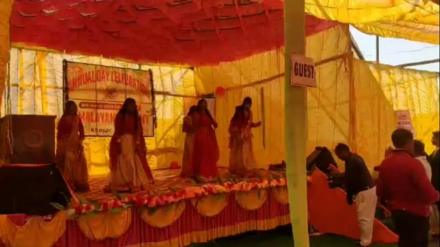 15 वें स्थापना दिवस के मौके पर छोटी-छोटी बच्चियों ने दिखाई प्रतिभा, कार्यक्रम का उद्घाटन BDO ने फीता काटकर किया 