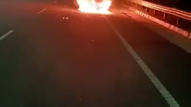 चलती कार बनी आज का गोल कर सवारो ने कूद कर बचाई अपनी जान होटल रमाडा के पास का मामला