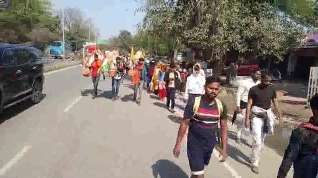 शिवरात्रि से एक दिन पूर्व वृंदावन में उमड़ा कांवड़ियों और यमुना जल लेकर जाने वाले शिव भक्तों का सैलाव।