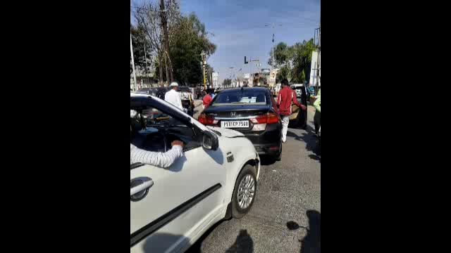 जय जवान चौकात बेशिस्त वाहतुकीमुळे तीन कारची एकमेकांना धडक