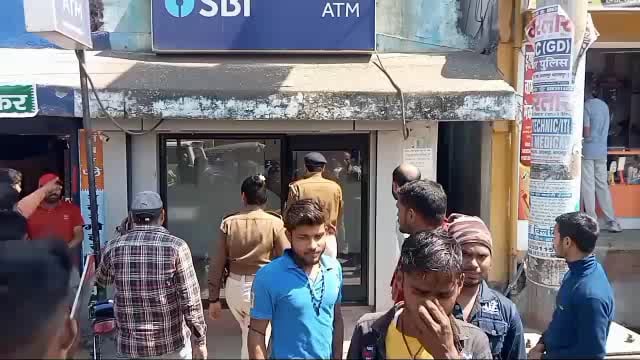 अमरपुर स्थित एटीएम से पैसा निकासी के क्रम में कार्ड हुआ लॉक टोल फ्री नंबर पर शिकायत करने पर ₹50000 सहित कार्ड हुआ गायब 