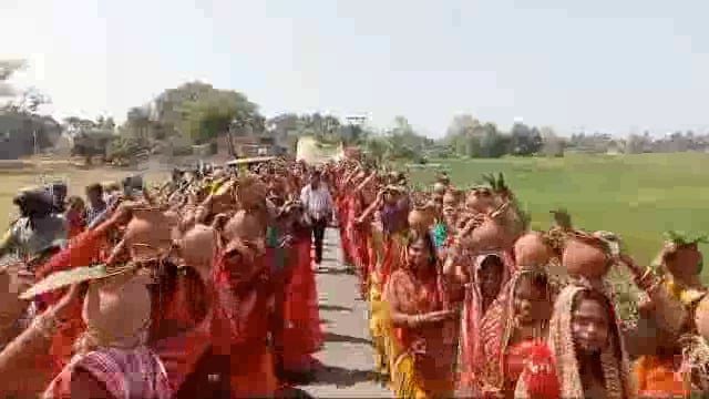 भगवान शिव एवं अन्य देवी देवताओं की प्राण प्रतिष्ठा को लेकर प्रखंड के दो जगहों पर निकाली गई विशाल कलश शोभायात्रा