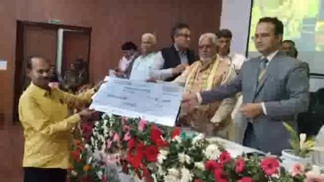 पैक्स प्रोत्साहन योजना के तहत पटना में सहकारिता मंत्री ने फतेहपुर पैक्स अध्यक्ष को तीन लाख का चेक देकर किया सम्मानित 