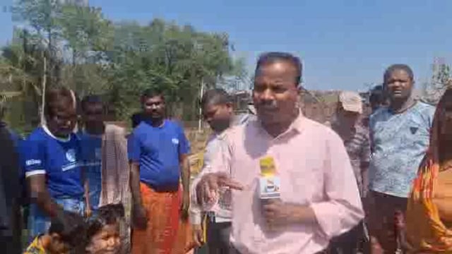 महिला अभी भी लेते हैं खेत का सहारा,नगर पंचायत में कोई सुविधा नहीं।