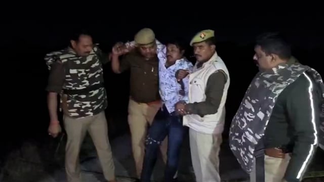 अंतर्जनपदीय गौ तस्कर गिरोह से पुलिस की मुठभेड़,२५ हज़ार रुपए के इनामिया के पैर में लगी गोली, चार गौ तस्कर तमंचा कारतूस के साथ गिरफ्तार
एएसपी की बाइट