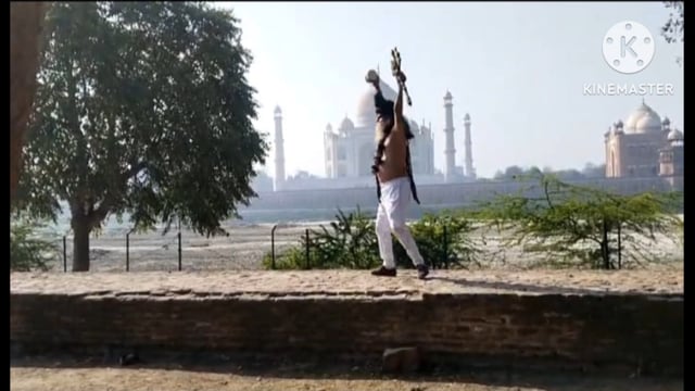 महाशिवरात्रि के शुभ अवसर पर अखिल भारत हिंदू महासभा के मेहताब बाग के अंदर तेजो महल के सामने किया गया जल अभिषेक