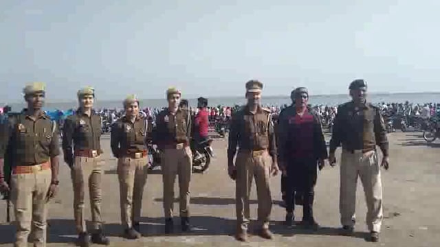 अम्बेडकर नगर जिले के आलापुर थाना क्षेत्र चहोडा़ घाट में महाशिवरात्रि के पावन पर्व पर सरयू नदी के तटों पर श्रद्धालुओं की भारी भीड़। आलापुर के क्षेत्राधिकारी और थानाध्यक्ष मयफोर्स सहित रहे मुस्तैद।