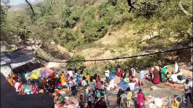 जिले के चानन थाना क्षेत्र के श्रृंगी ऋषि धाम परिसर में महाशिवरात्रि त्यौहार को लेकर उमड़ी श्रद्धालुओं की भारी भीड़।