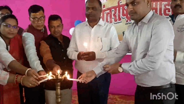 शहर के नया बाजार सम्राट सभागार में अंतर्राष्ट्रीय महिला दिवस पर दीप प्रज्वलित कर जिलाधिकारी ने किया उद्घाटन।