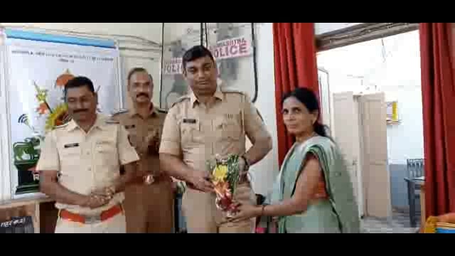 शहर पोलीस स्टेशन येथे जागतिक महिला दीना निमित्त महिला पोलीस कर्मचाऱ्यांचा सन्मान