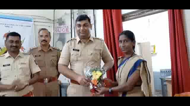 शहर पोलीस स्टेशन येथे जागतिक महिला दीना निमित्त महिला पोलीस कर्मचाऱ्यांचा सन्मान