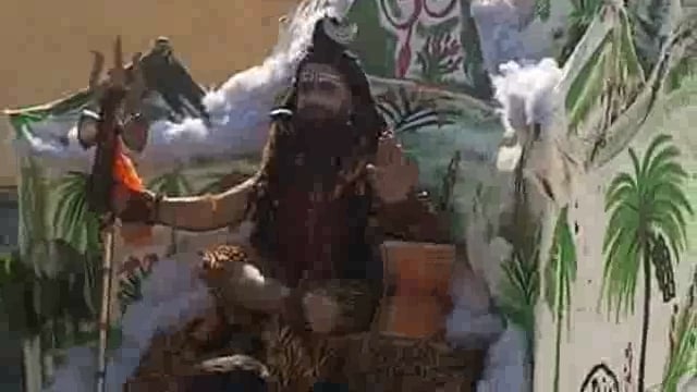 शादियाबाद में महाशिवरात्रि पर्व पर गाजे बाजे के साथ निकाली गई शिव बारात घुड़ दौड़ प्रतियोगिता को देखने के लिए जुटी भीड़ 