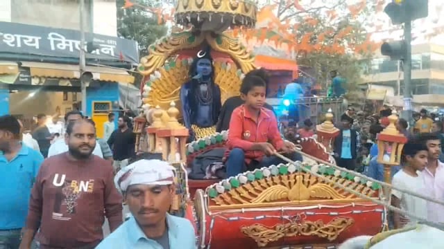 बिहार शरीफ जंगलिया बाबा मंदिर से भगवान शिव माता पार्वती की भव्य विवाह झांकी निकाली,गाजे बाजे के साथ नाचते गाते श्रद्धालु