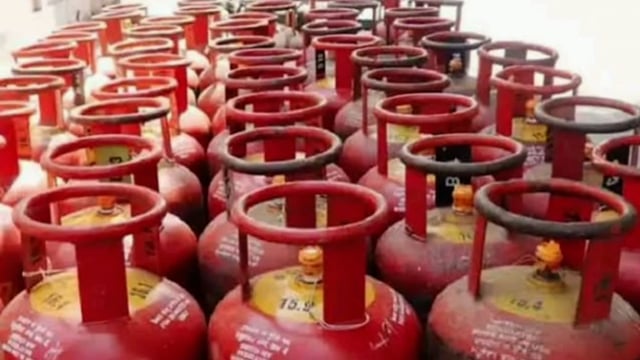 लखनऊ
➡सीएम योगी ने पीएम मोदी का आभार व्यक्त किया
➡LPG सिलेंडरों की कीमतों में 100 रुपए की छूट – CM
➡पीएम मोदी ने मातृशक्ति का सम्मान किया- CM
➡पर्यावरण को संरक्षित करने वाली लोक-कल्याणकारी सौगात- CM
