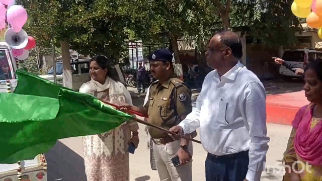 जिला मुख्यालय परिसर से पोषण पखवाड़ा जागरूकता वाहन रथ को डीएम एसपी ने संयुक्त रूप से दिखाई हरी झंडी।