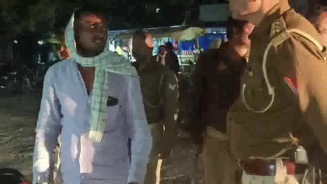 शादियाबाद पुलिस ने पैदल मार्च के दौरान चेकिंग कर चार गाड़ियों का कांटा चालान अनलॉक गाड़ी खड़ी पाए जाने पर दी चेतावनी