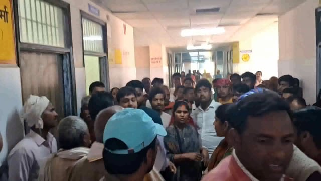 अतरौलिया PGI 100 सैया युक्त अस्पताल में कर्मचारियों के मनमानी के चलते मरीज को हो रही भारी दिक्कत मरीज अगर नंबर पूछे तो बात मारपीट तक आ जाती है।